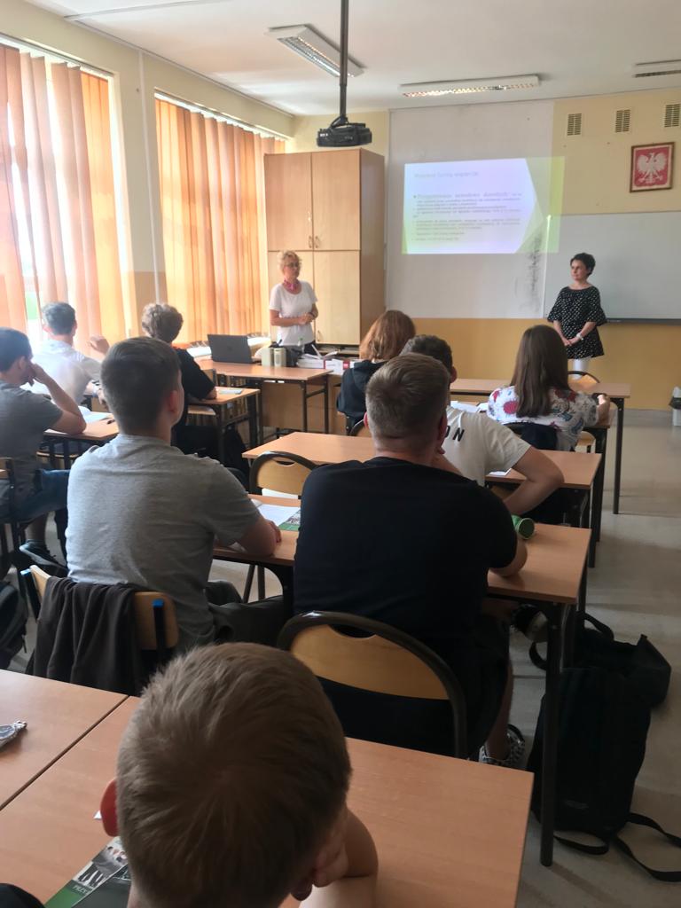 Uczestnicy spotkania: uczniowie ZSGE i prowadzący z PUP